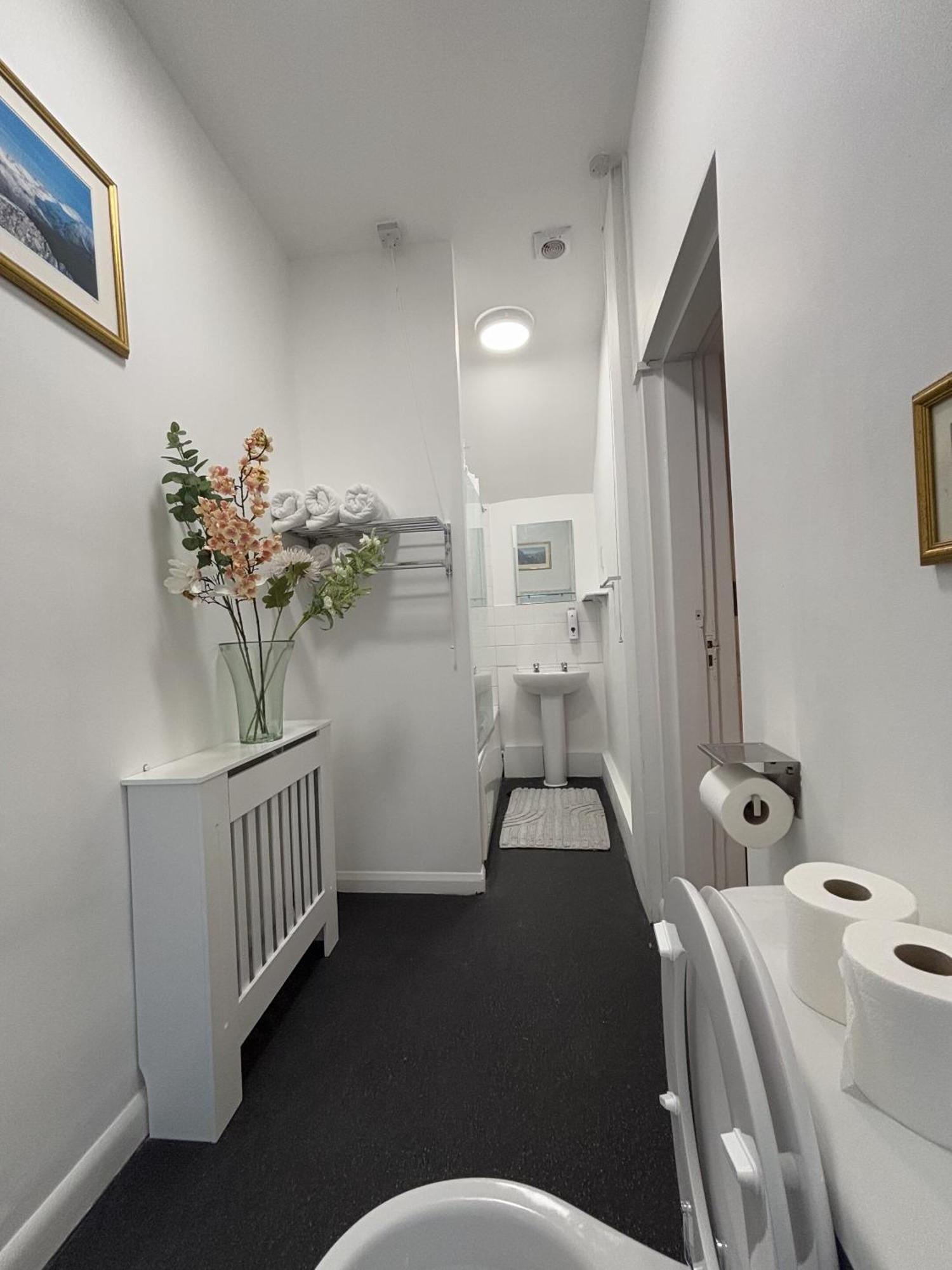 Yak & Yeti Bed & Breakfast ชรูว์สเบอรี ภายนอก รูปภาพ